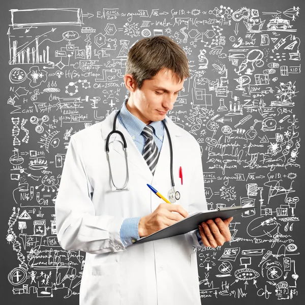 Docteur homme avec tableau d'écriture — Photo