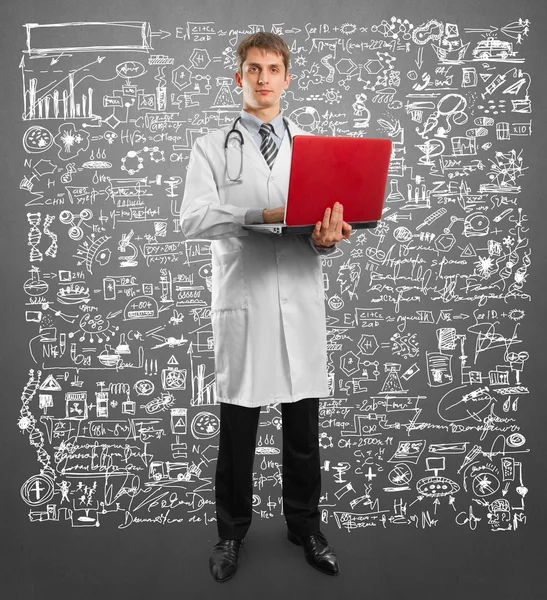 Lekarz mężczyzna w garnitur z laptopem w rękach — Zdjęcie stockowe