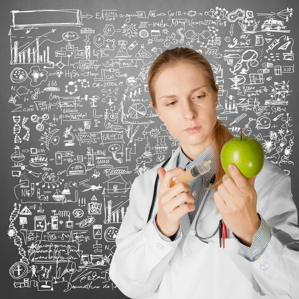 Científica mujer con manzana — Foto de Stock