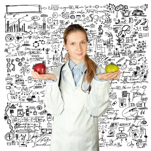 Kvinnliga läkare med två äpplen — Stockfoto