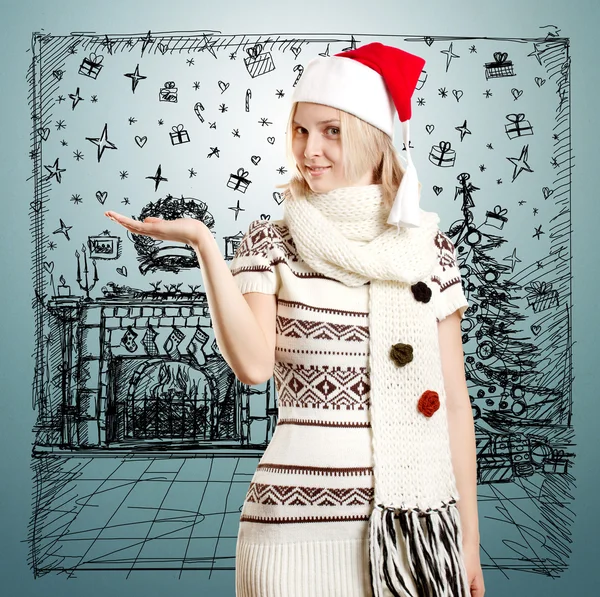Vrouw met kerstmuts met open hand — Stockfoto
