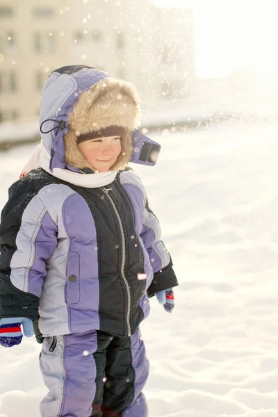 Little Boy Divirta-se inverno — Fotografia de Stock