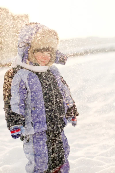 小さな男の子は、冬の楽しい時を過す — ストック写真