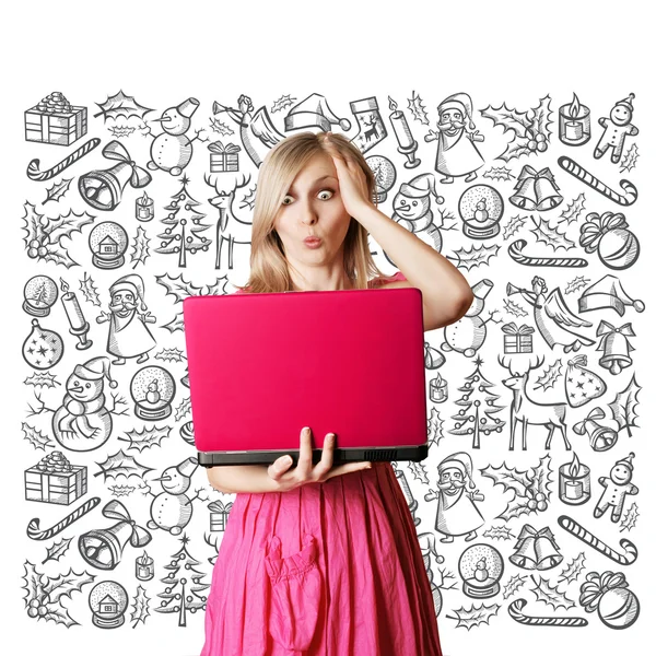 Mujer buscando regalos de Navidad — Foto de Stock