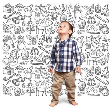 Küçük çocuk Noel hediyeleri için arıyorsunuz