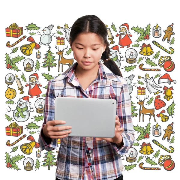 Mujer buscando regalos de Navidad — Foto de Stock