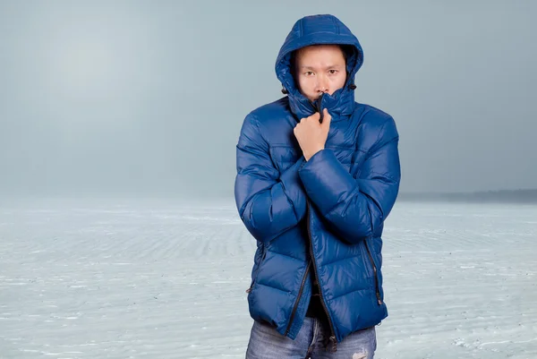 Aziatisch mens in omlaag gewatteerde jas — Stockfoto