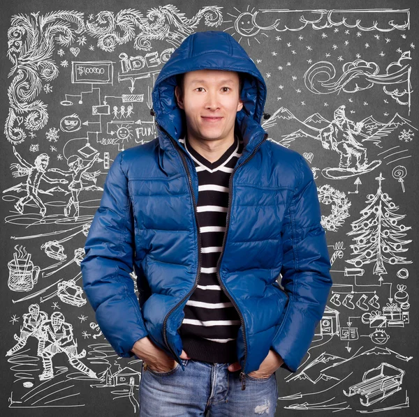 Asiatisk man i ner vadderad kappa — Stockfoto