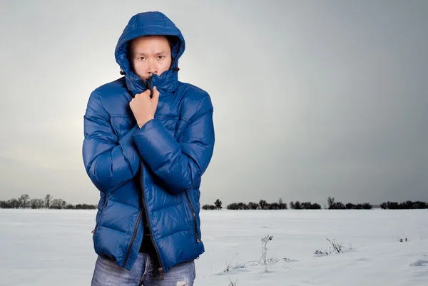 Asiatisk man i ner vadderad kappa — Stockfoto