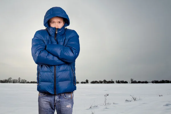 Aziatisch mens in omlaag gewatteerde jas — Stockfoto