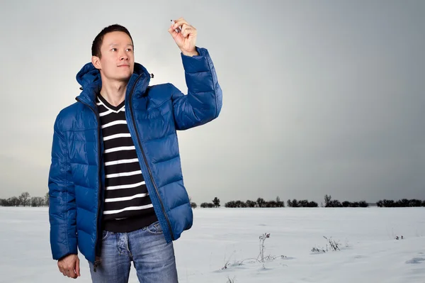 Asiatischer Mann im Mantel in der Luft — Stockfoto