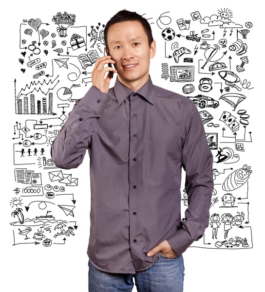 Asiático hombre sonriendo hablando en la celda — Foto de Stock