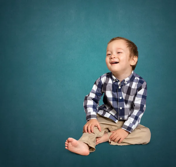 Roztomilý chlapec sedící na podlaze — Stock fotografie