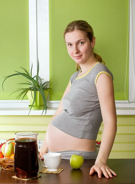 Schwangere kocht gesunde Nahrung — Stockfoto