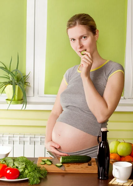 Mulher grávida cozinhar alimentos saudáveis — Fotografia de Stock