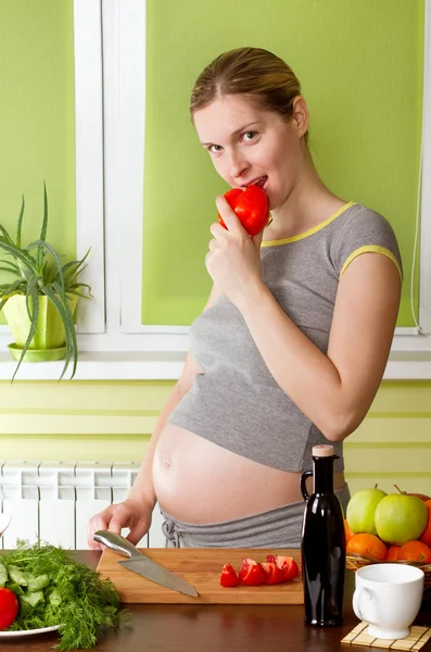 Mujer embarazada cocinando alimentos saludables — Foto de Stock