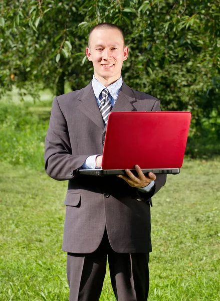 Empresário trabalhando com laptop — Fotografia de Stock