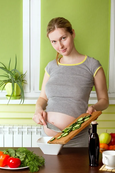 Mulher grávida cozinhar alimentos saudáveis — Fotografia de Stock