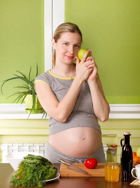 Mulher grávida cozinhar alimentos saudáveis — Fotografia de Stock