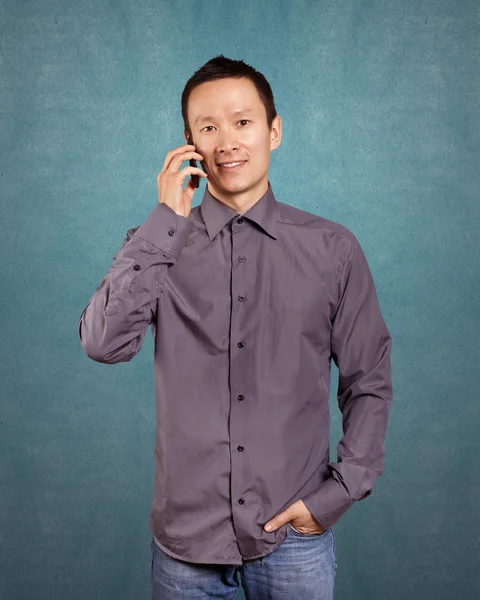 Asiatiska man talar i mobiltelefon — Stockfoto