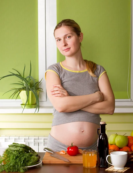 Hamile kadın sağlıklı yemek pişirme — Stok fotoğraf