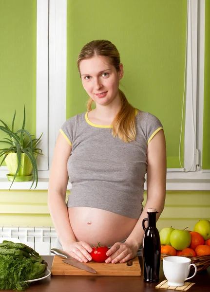 Pregnant woman cooking healthy food — Stock Photo, Image