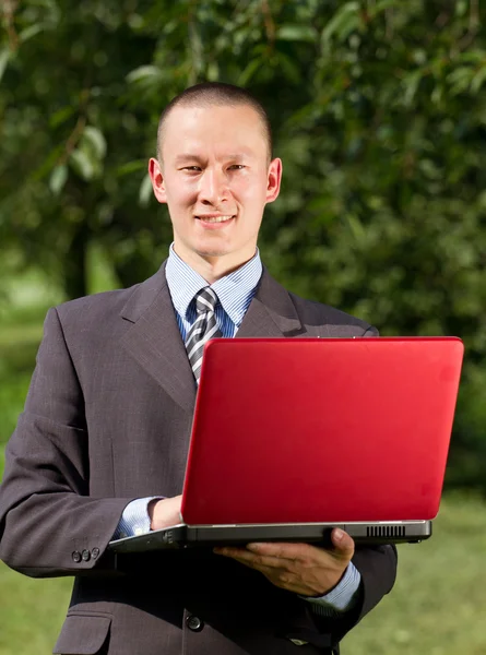 Homme d'affaires travaillant avec un ordinateur portable — Photo