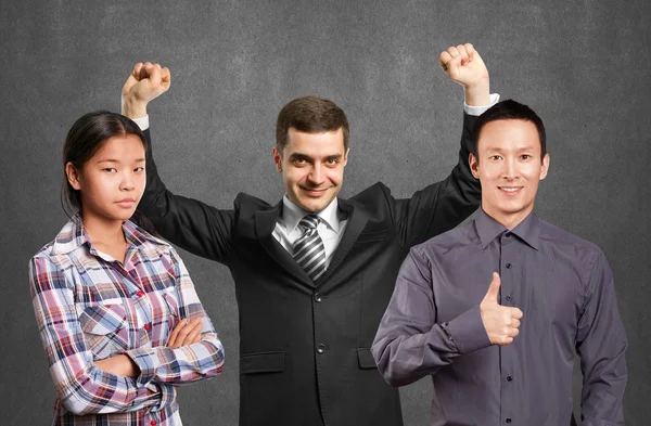 Asiatisches Team und Geschäftsmann mit erhobenen Händen — Stockfoto