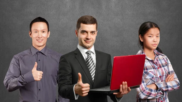 Aziatische team met laptop — Stockfoto