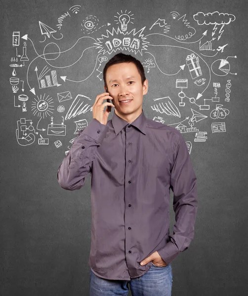 Mannen som pratar i telefon — Stockfoto