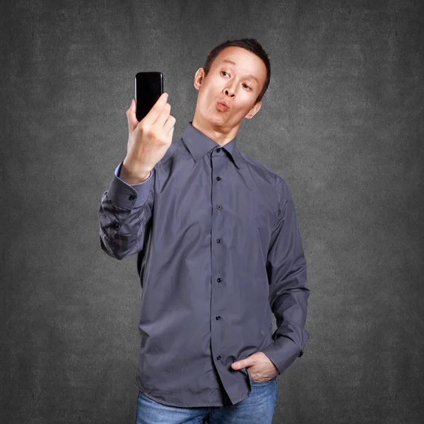 Asiático hombre haciendo un selfie — Foto de Stock