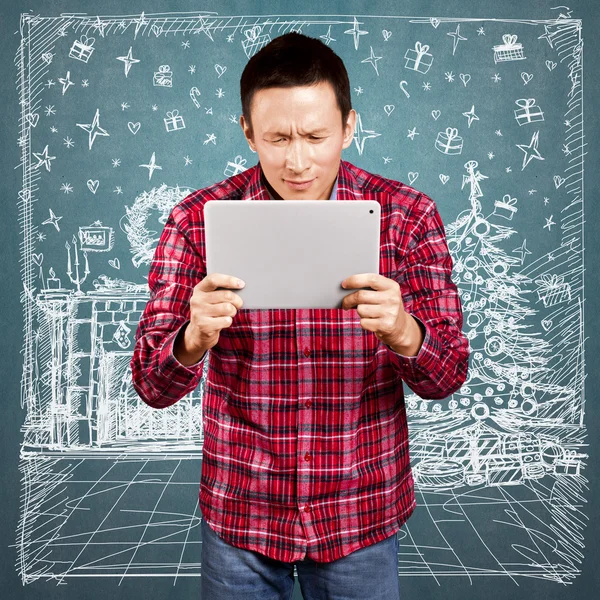 Man met Kerstmis laptop — Stockfoto