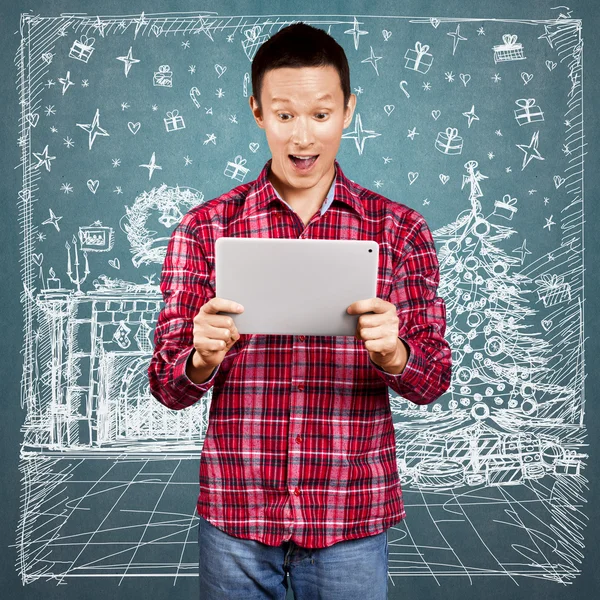 Man met Kerstmis laptop — Stockfoto