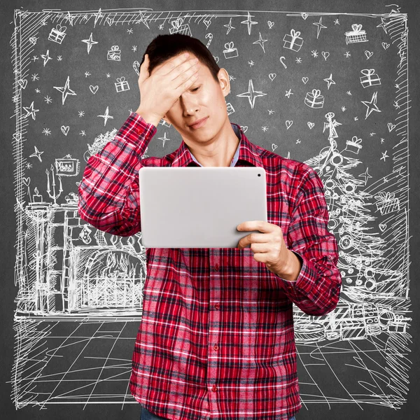 Homem procurando presentes de Natal — Fotografia de Stock