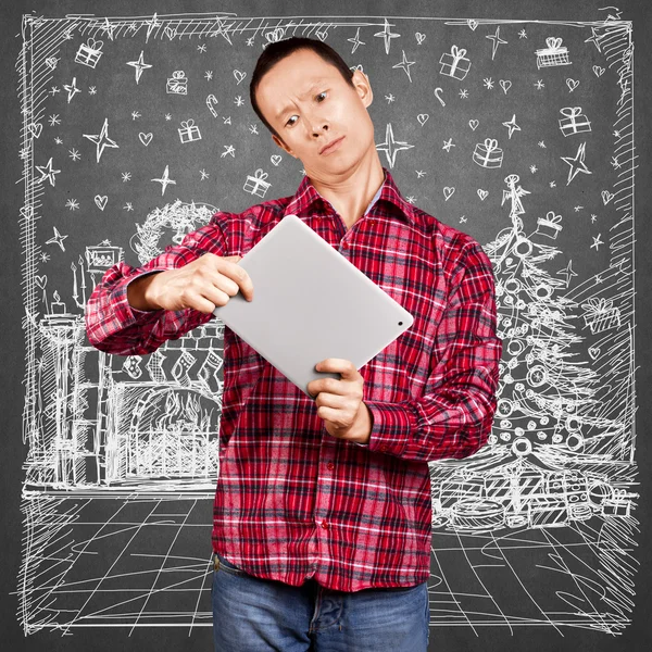 Homem procurando presentes de Natal — Fotografia de Stock