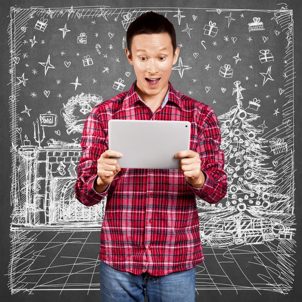 Hombre buscando regalos de Navidad — Foto de Stock