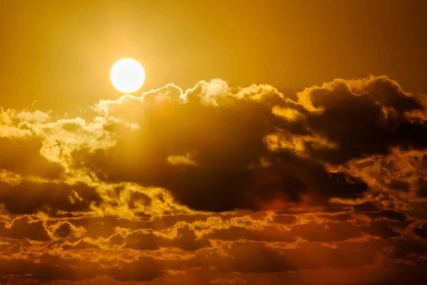 Bulutlar, ışık ışınları ve diğer atmosferik etkilerle gün batımı doğumu, manzara