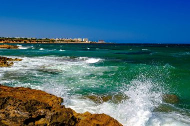 İspanya 'nın Akdeniz kıyısında deniz dalgaları, Alicante