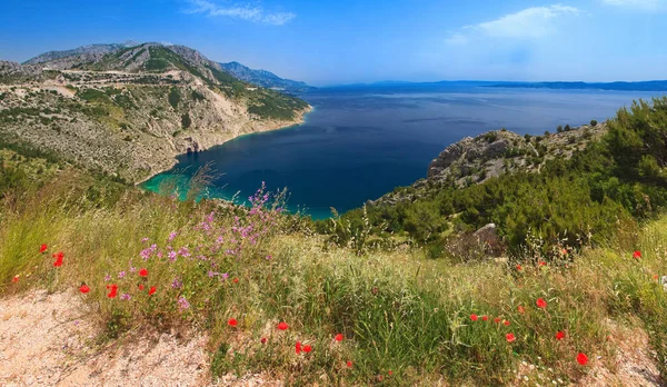 Хорватия, горы и море, вид на залив, Макарска — стоковое фото