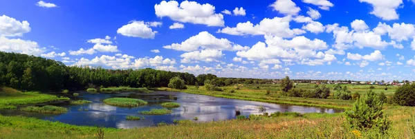 Foto de alta resolución, panorama de verano con lago y bosque en agosto — Foto de Stock