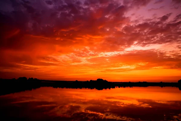 Nascer do sol no lago, bela imagem para o oboé com o nascer do sol no lago — Fotografia de Stock