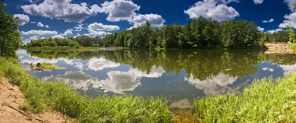 Nyári panoráma a kiváló minőségű tapéta, fotó a nagy méretű táj a folyón — Stock Fotó