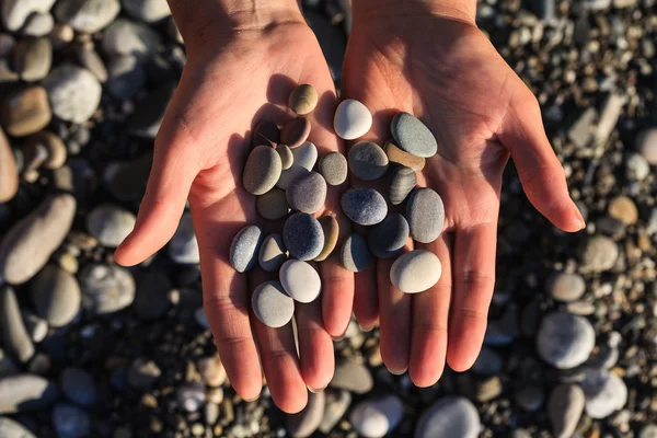 Ellerinde deniz taşları — Stok fotoğraf