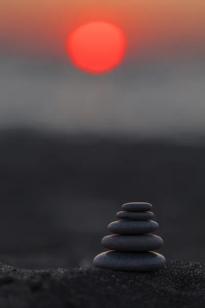 Zen stones při západu slunce — Stock fotografie