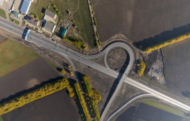 Hava yolu Kavşağı, Viyadük. Crossroads park yerleri, köprüler görüntüleyin. Helikopter vurdu. Panoramik görüntü.