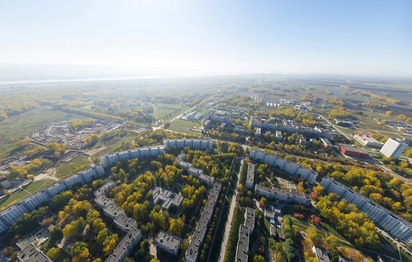 Widok z lotu ptaka na skrzyżowanie dróg i dróg, domy, budynki, parki i parkingi, mosty. Strzał helikoptera. Obraz panoramiczny. — Zdjęcie stockowe