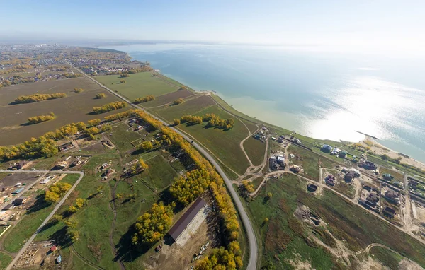 Flybilde av en sommerhuslandsby ved kysten av Blåhavet . – stockfoto