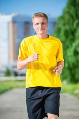 Sportif adam şehir sokak Parkı koşu. Açık alan fitness.