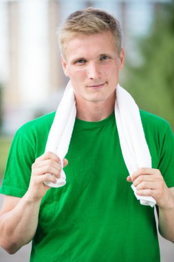 Egzersiz ve fitness zaman sonra yorgun bir adam. Beyaz havlu ile