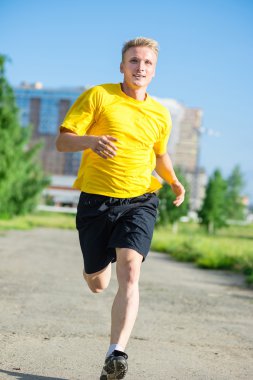 Sportif adam şehir sokak Parkı koşu. Açık alan fitness.